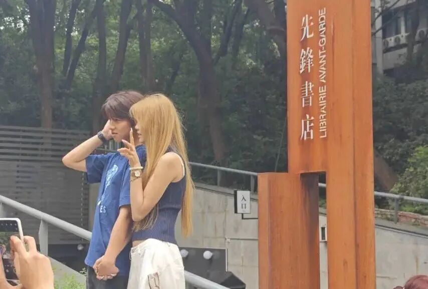 先锋书店入口的路牌
