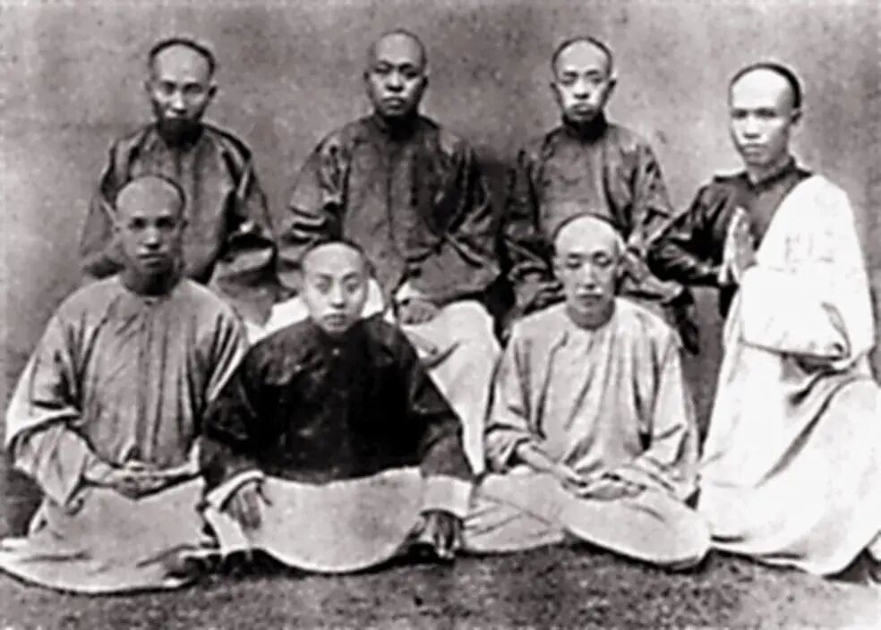 1896年,上海,谭嗣同(右一)与梁启超(前排左一)等人合影