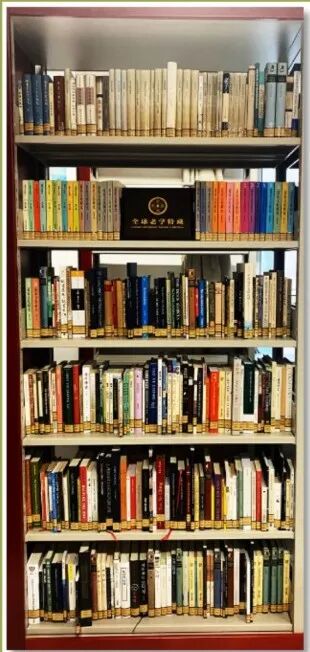 南开大学“全球老学”的老子译本书架，已收藏有300余本