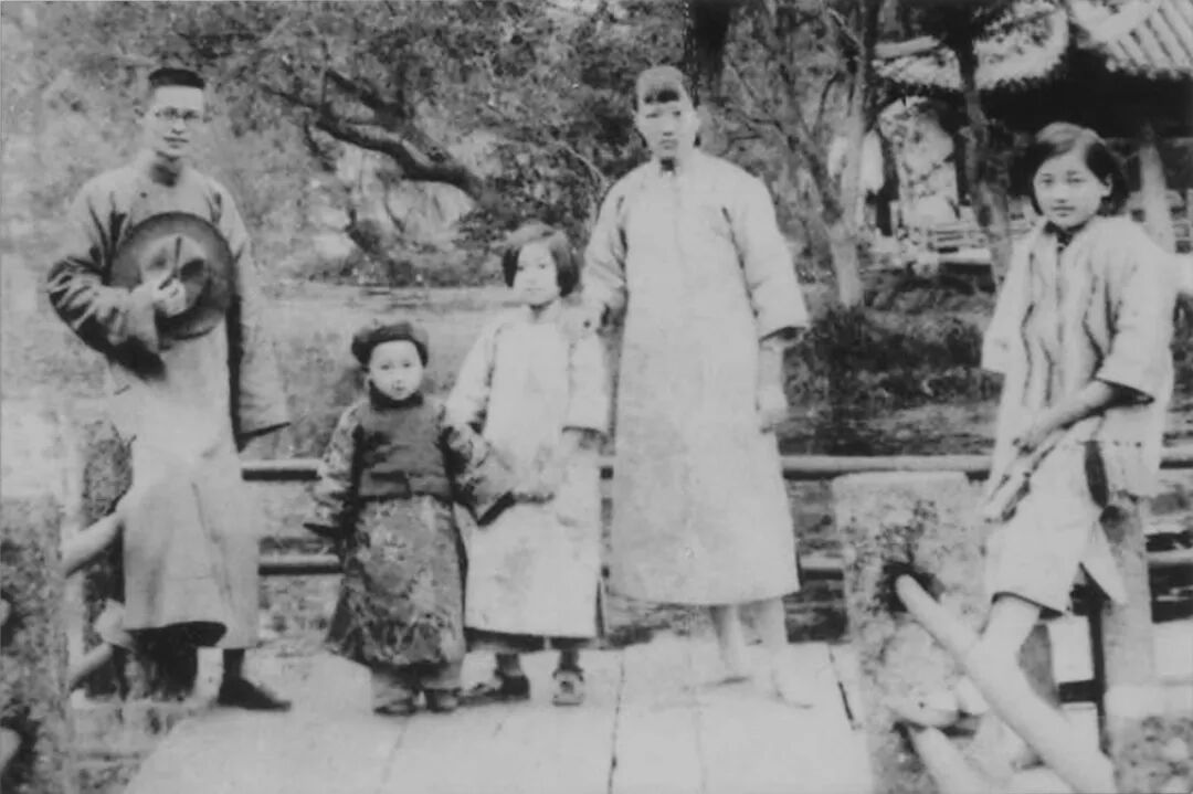 1932年,木心一家在杭州三潭印月合影。自左起为父亲孙德润、木心、小姐姐孙飞霞、母亲沈珍、大姐孙彩霞。(图源网络)