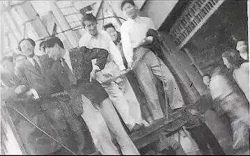 木心(中间白衫者)参加学运(图源网络)